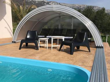 Modern Holiday Home in Kaštel Sucurac by the Sea