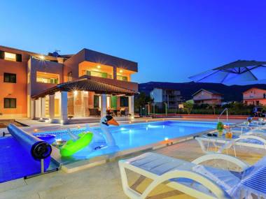 Comfortable Villa in Kastel Novi with Pool