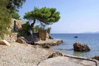 Family friendly apartments with a swimming pool Stanici Omis - 18676