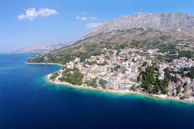 Family friendly apartments with a swimming pool Stanici Omis - 18676