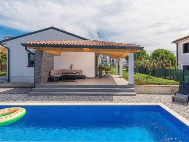 Villa in Novigrad air-conditioned accommodation with a private pool