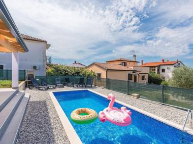 Villa in Novigrad air-conditioned accommodation with a private pool
