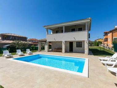 Villa Angelina with 3 bedrooms and Pool in Novigrad