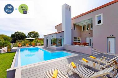 Villa Jure with heated pool and electric vehicle station mini golftennis court