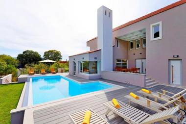 Villa Jure with heated pool and electric vehicle station mini golftennis court