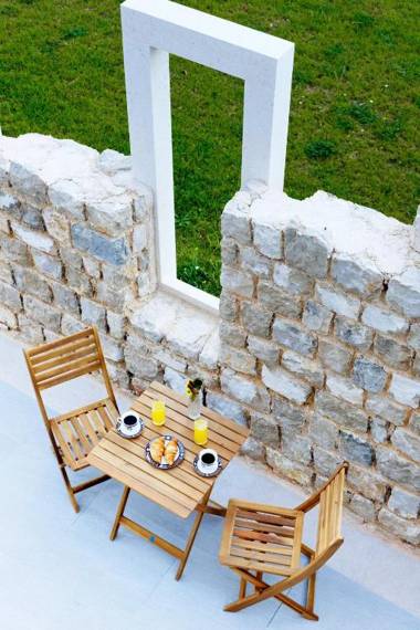 Villa Jure with heated pool and electric vehicle station mini golftennis court