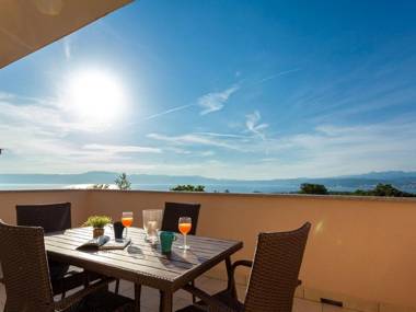 Lush Apartment in Omišalj near Seabeach