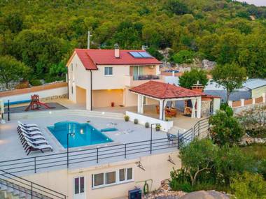 Brand new countryside villa with heated pool 30 min from the coast