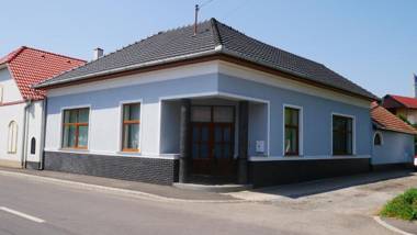 Idill Apartmanház B&B