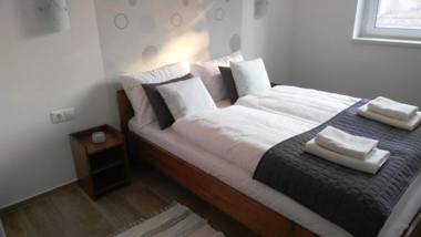 Aqualiget-Apartmanház