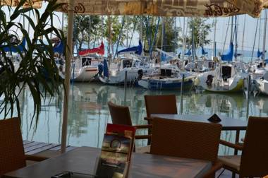 Calypso Lakeside Rooms & Lux Apartments