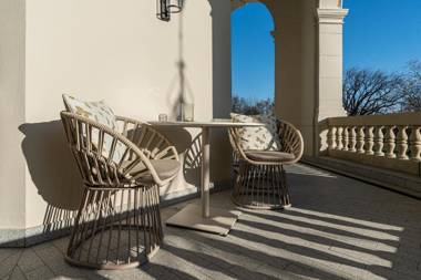 BOTANIQ Castle of Tura