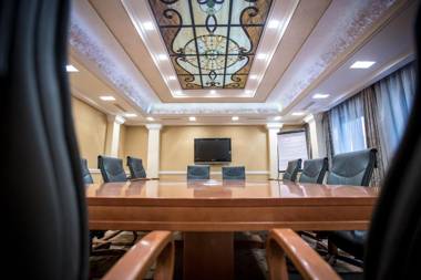 Queen's Court Hotel & Residence