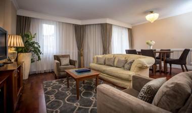 Queen's Court Hotel & Residence