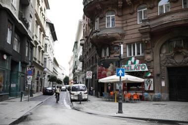 SUPER CHIC with Balcony