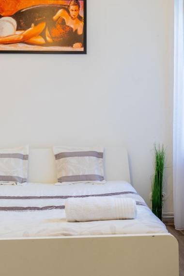 Real Apartments Lovag