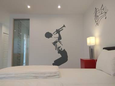 Broadway Center Rooftop View Apartment