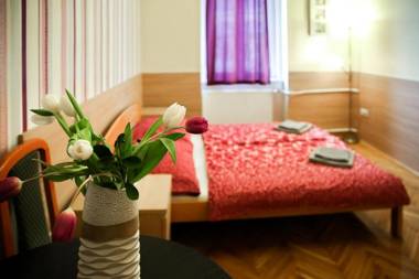 East Station Private Rooms & Apartments