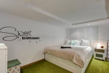 Sweet Dreams at Oktogon