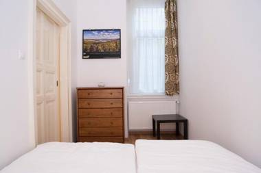 Charlotte Apartment Close to Opera