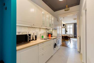 Designer Dream Home In The Absolute Center