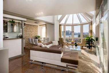 Panorama Dream Home w 3BDR A/C Garage & Jacuzzi