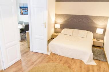 Luxury 2BR Apt by the Synagogue