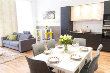 Luxury 2BR Apt by the Synagogue