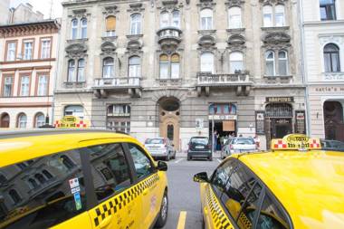 Simona - lovely studio in the downtown .