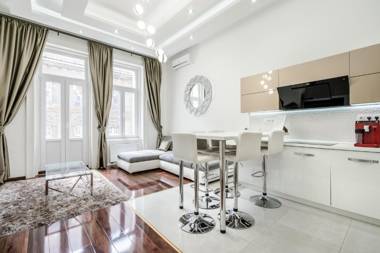 Kiraly Balcony Luxury Apartment
