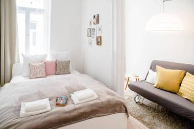 Comfy renewed 3 bedroom apt in center