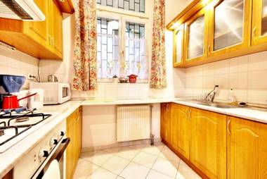 Vibrant 3 Bedroom Apartment In The Pulsing Heart Of Budapest