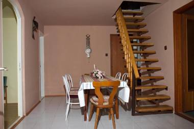 Familia Nyaraló 117