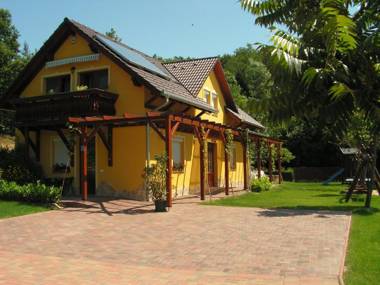 Nefelejcs Fagyizó és Apartmanház