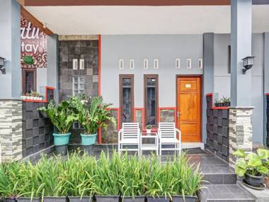 OYO 90687 Maharatu Homestay