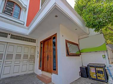 SPOT ON 91523 Kenari Guesthouse