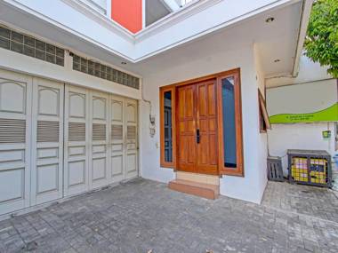 SPOT ON 91523 Kenari Guesthouse