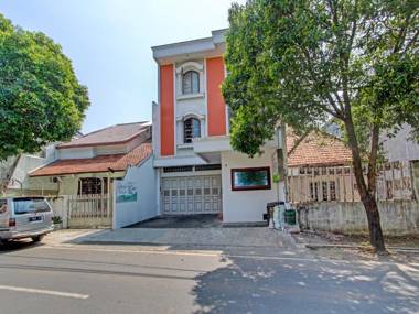 SPOT ON 91523 Kenari Guesthouse