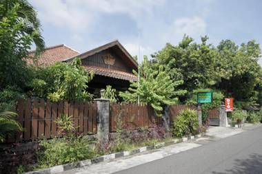 OYO 804 Ndalem Maharani Guest House