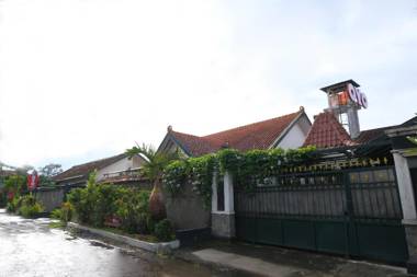 OYO 244 Griya Cemara Homestay