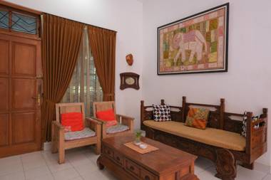 OYO 244 Griya Cemara Homestay