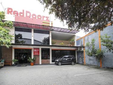 RedDoorz Plus near Stadion Mandala Krida