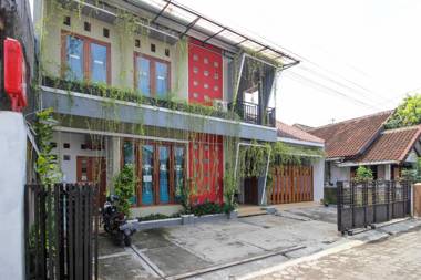 RedDoorz near Hartono Mall