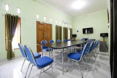 RedDoorz Plus near Taman Sari