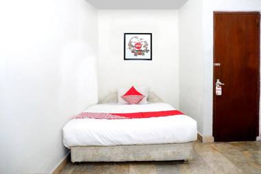 OYO 1196 Hotel Pura Puspa Rosa