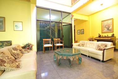 RedDoorz Plus near Galeria Mall