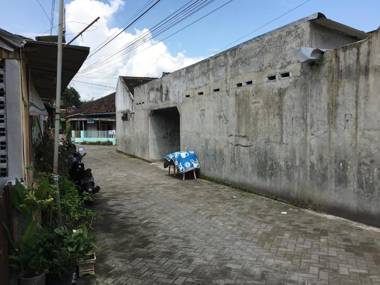 Tambak Bayan Guesthouse