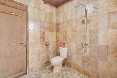 RedDoorz @ Omah Kayu Homestay