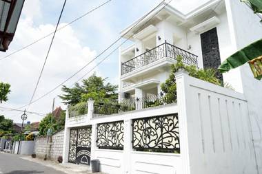 Singgahsini Rumah Putih Mlati Yogyakarta (Female Only)