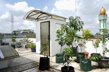 Singgahsini Rumah Putih Mlati Yogyakarta (Female Only)